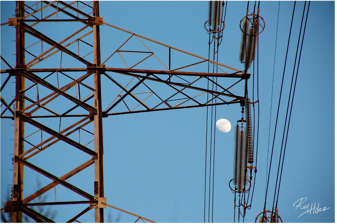 La torre de luz y la luna